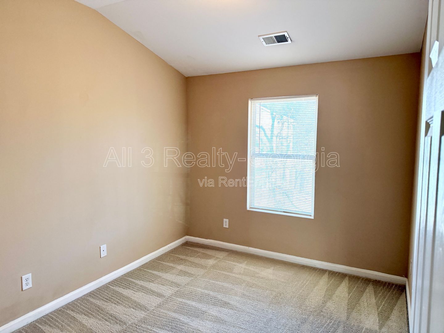 Welcome to this stunning 3-bedroom, 2.5-bathroom home located in the vibrant community of Lithonia, GA. property image