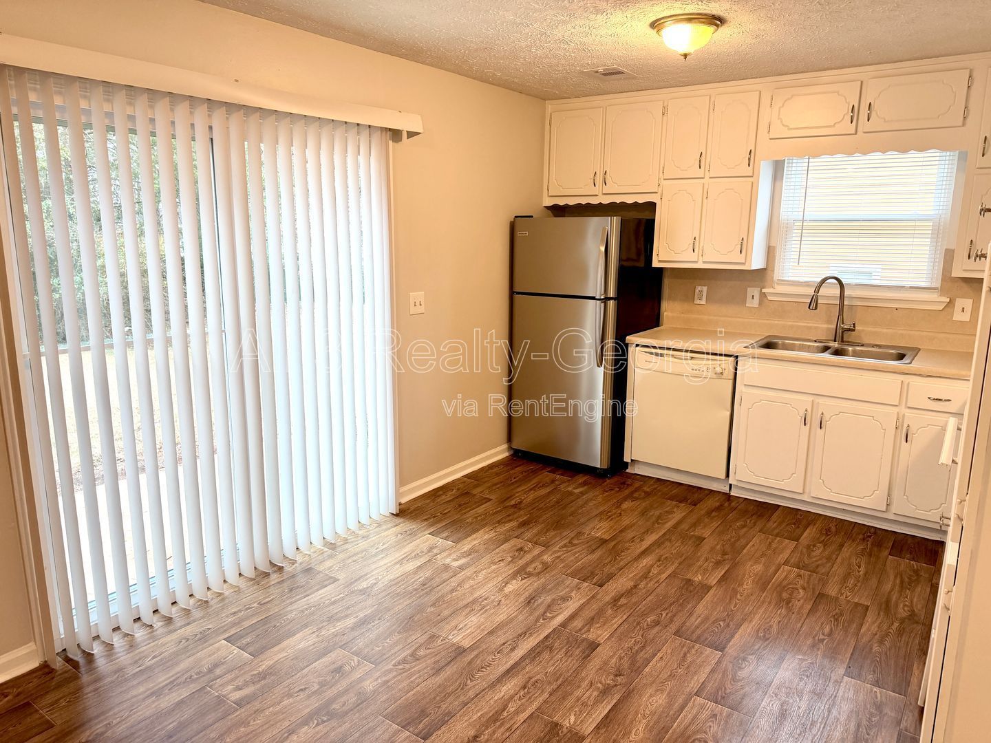 Welcome to this stylish and contemporary 2-bedroom, 1.5-bathroom corner townhome in Stockbridge! property image