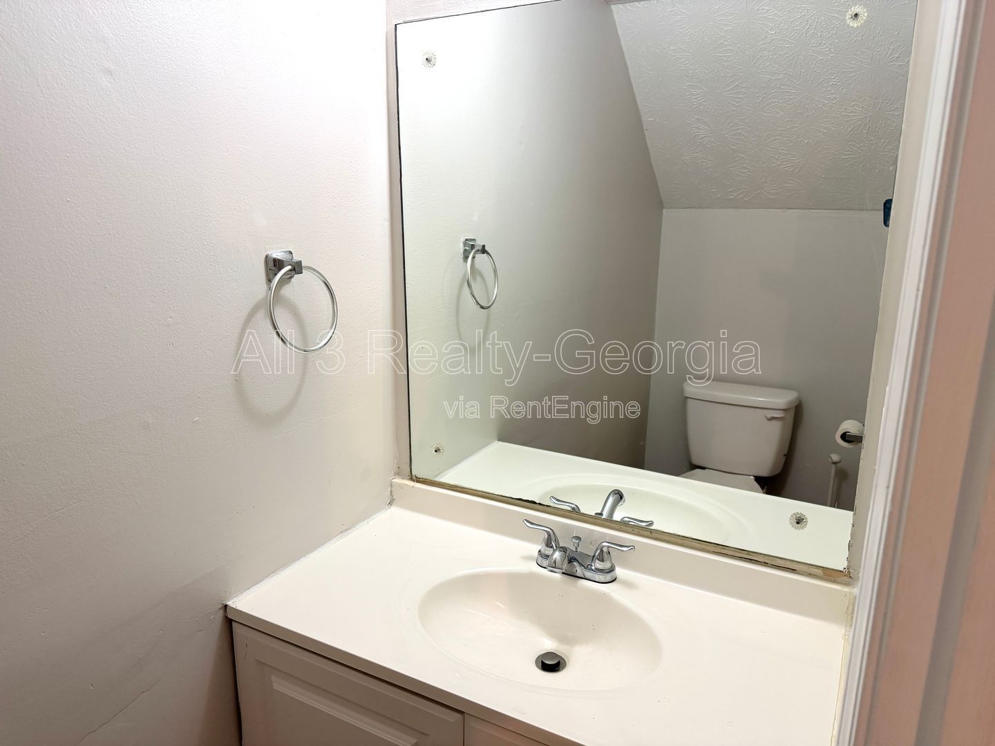 Welcome to this stylish and contemporary 2-bedroom, 1.5-bathroom corner townhome in Stockbridge! property image