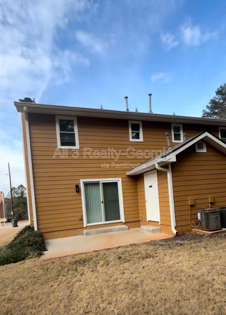 Welcome to this stylish and contemporary 2-bedroom, 1.5-bathroom corner townhome in Stockbridge! property image