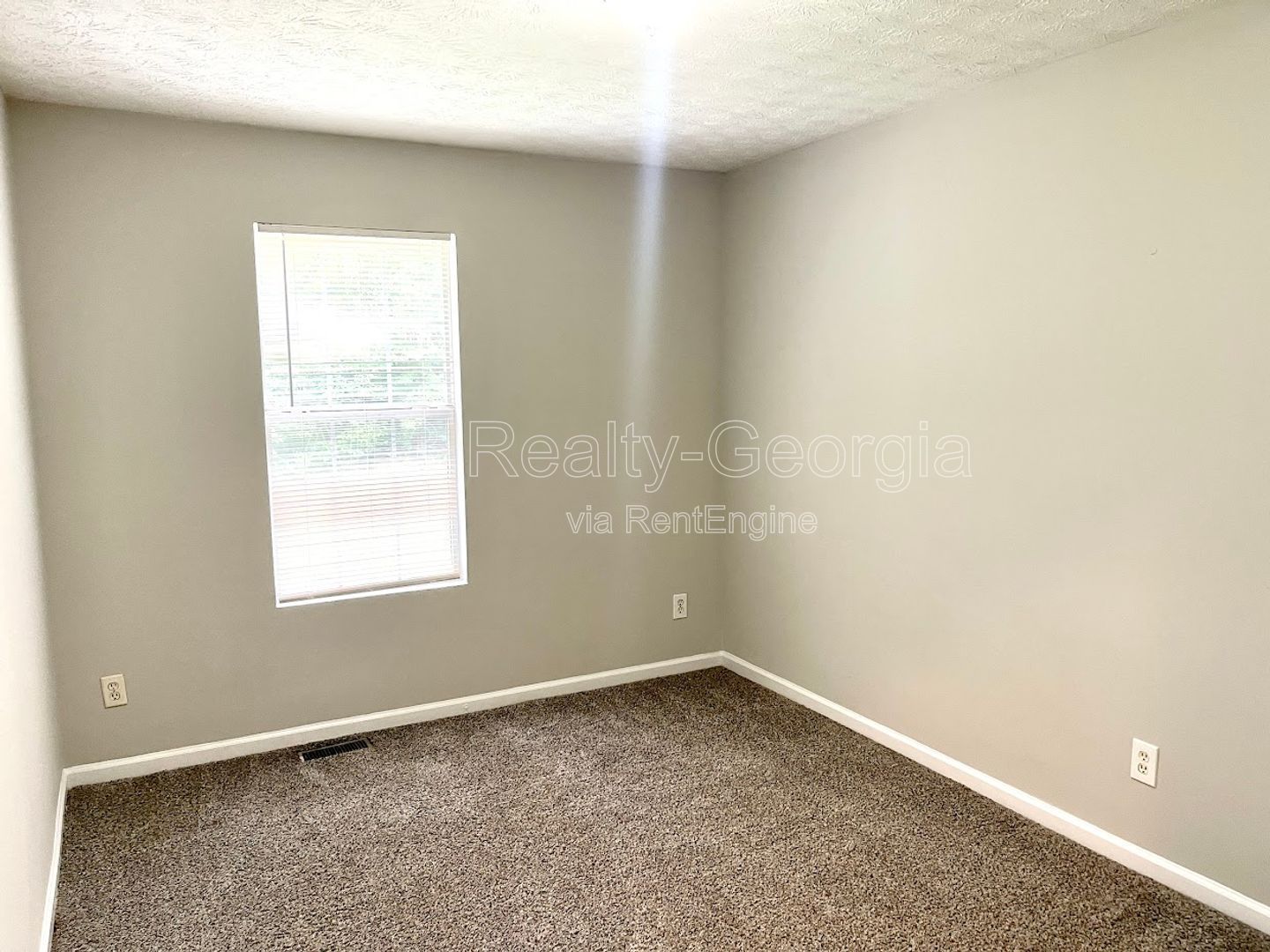 Welcome to this charming 3-bedroom, 2.5-bathroom townhouse located in the vibrant community of Lithonia, GA. property image