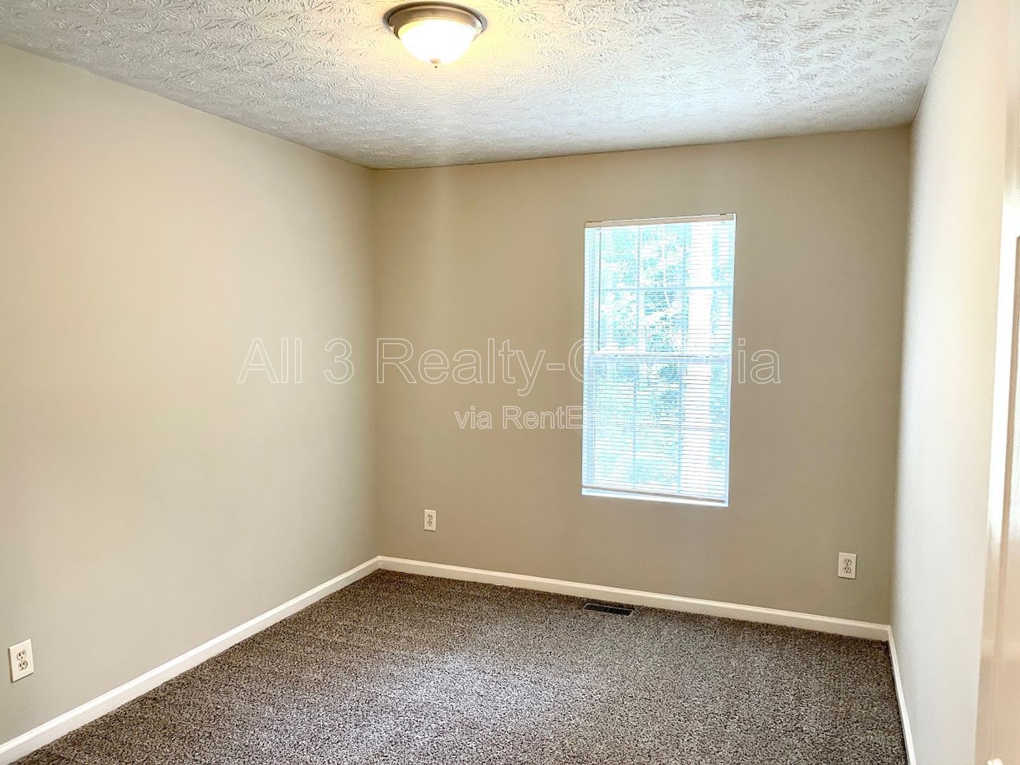 Welcome to this charming 3-bedroom, 2.5-bathroom townhouse located in the vibrant community of Lithonia, GA. property image