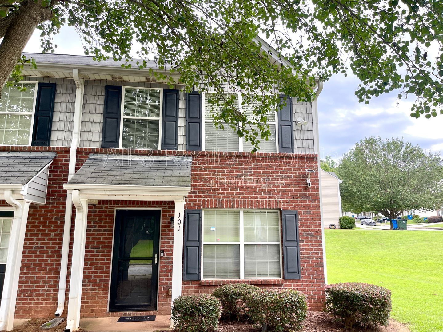 Welcome to this stunning 2-bedroom, 2.5 bathroom corner townhome located in the vibrant city of Atlanta, GA. property image