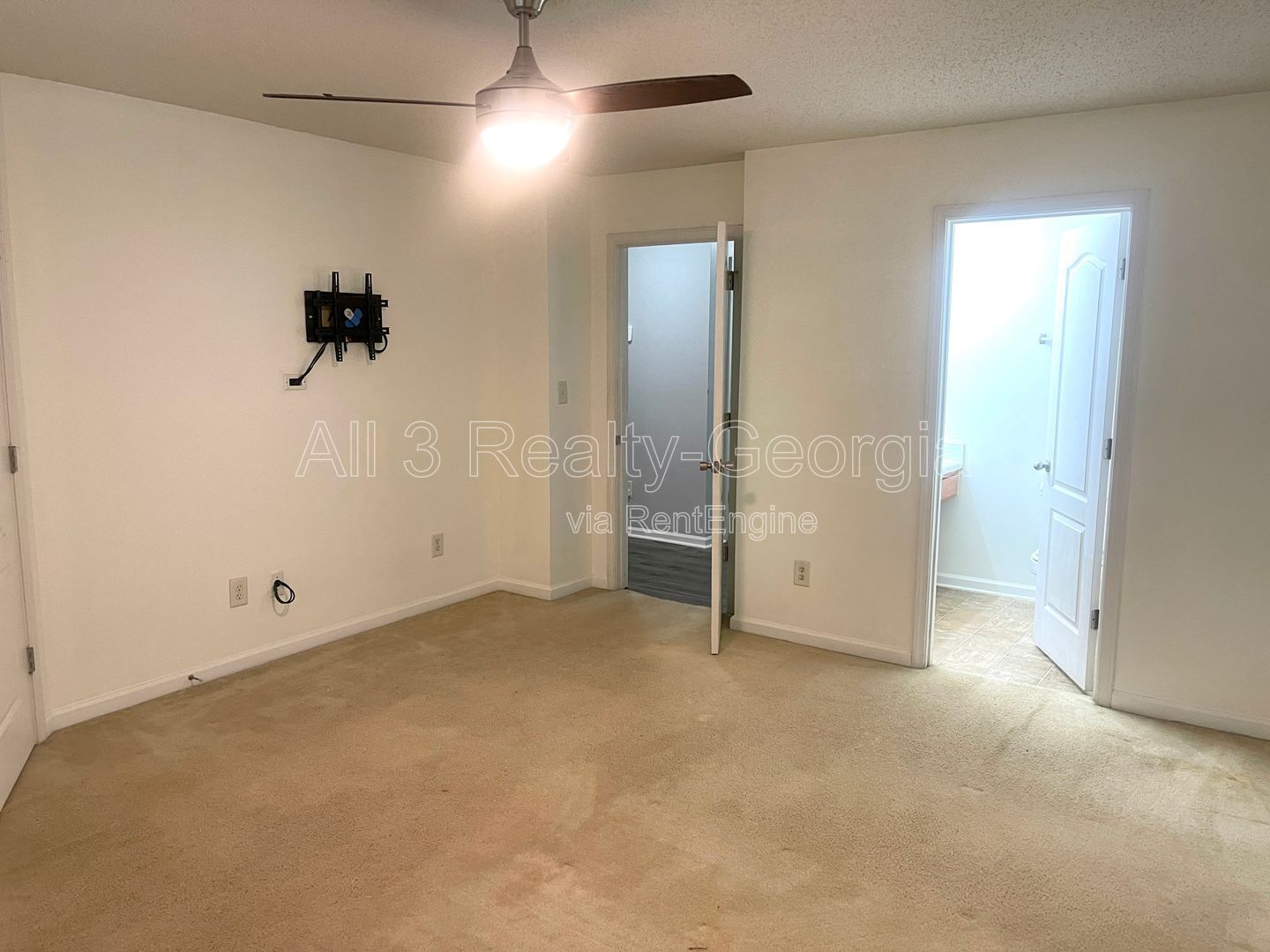 Welcome to this stunning 2-bedroom, 2.5 bathroom corner townhome located in the vibrant city of Atlanta, GA. property image