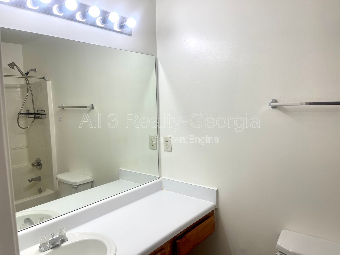 Welcome to this stunning 2-bedroom, 2.5 bathroom corner townhome located in the vibrant city of Atlanta, GA. property image