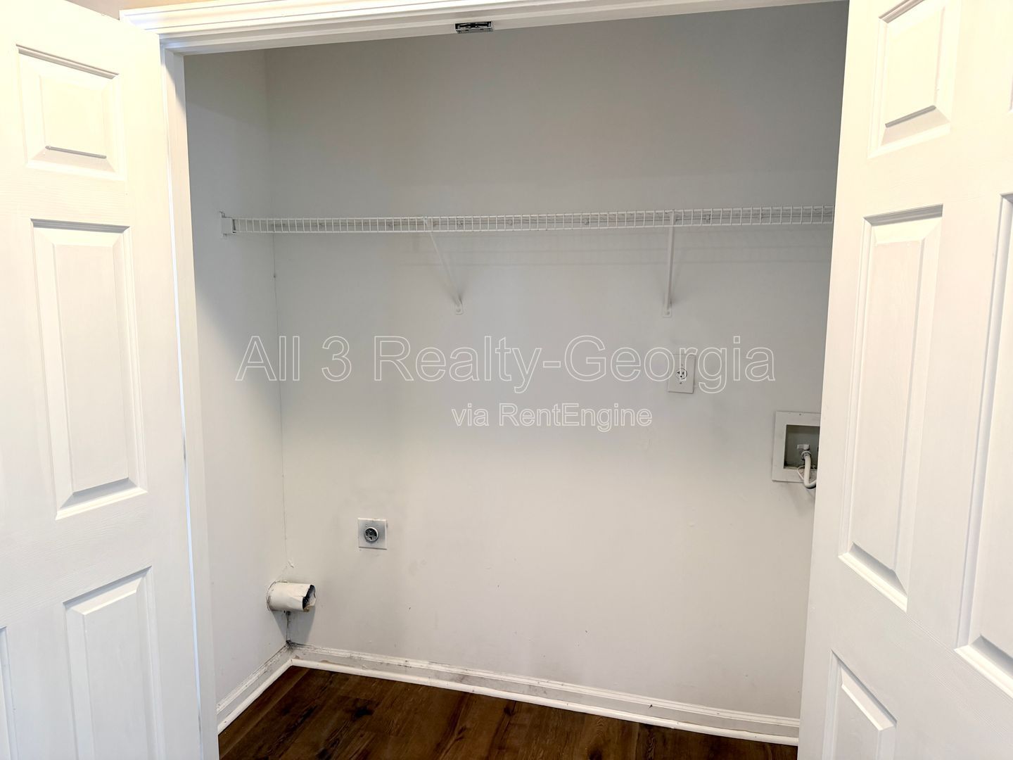 Welcome to this stunning 3-bedroom, 2.5-bathroom home located in the vibrant Union City, GA. property image