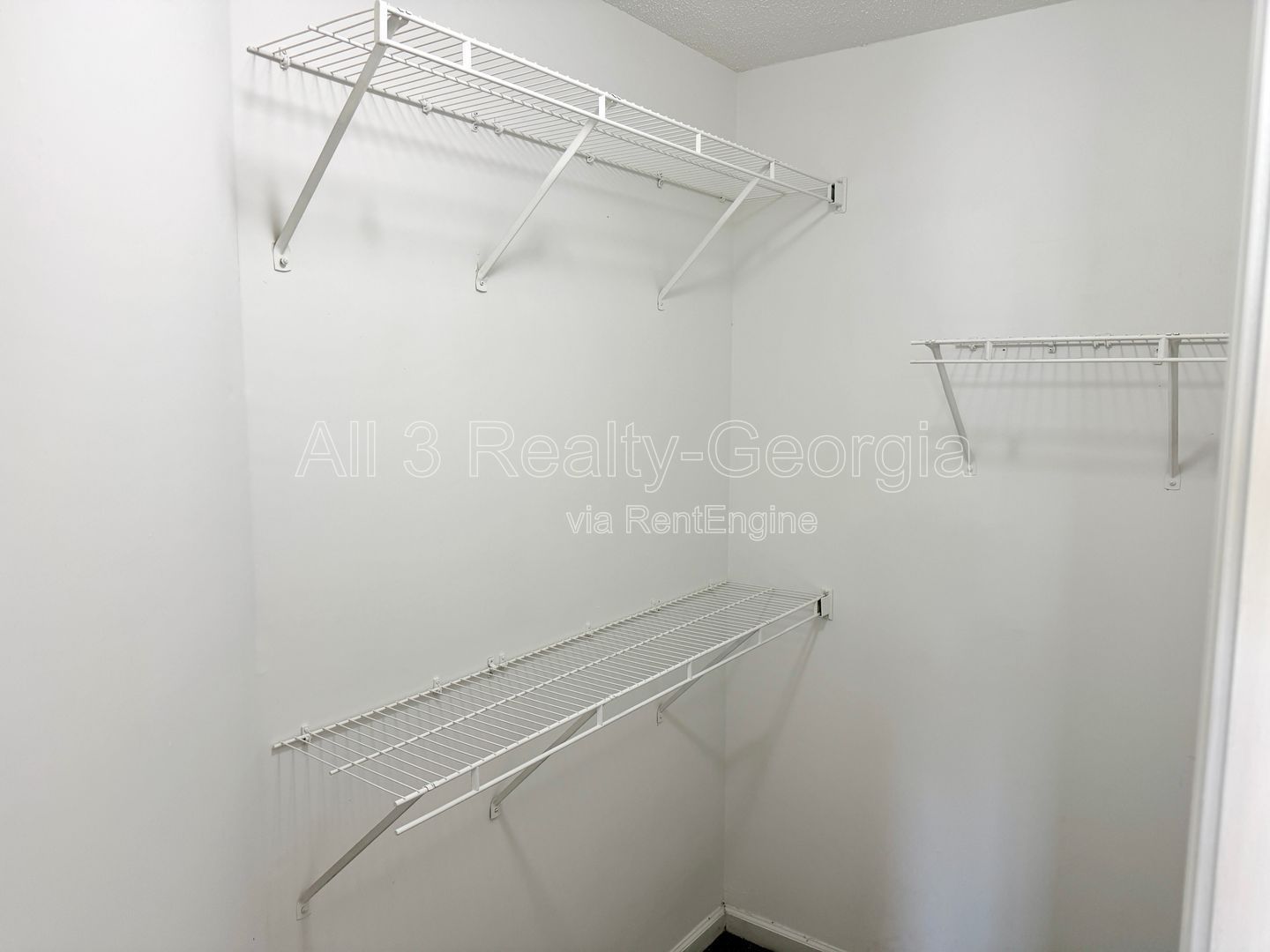 Welcome to this stunning 3-bedroom, 2.5-bathroom home located in the vibrant Union City, GA. property image