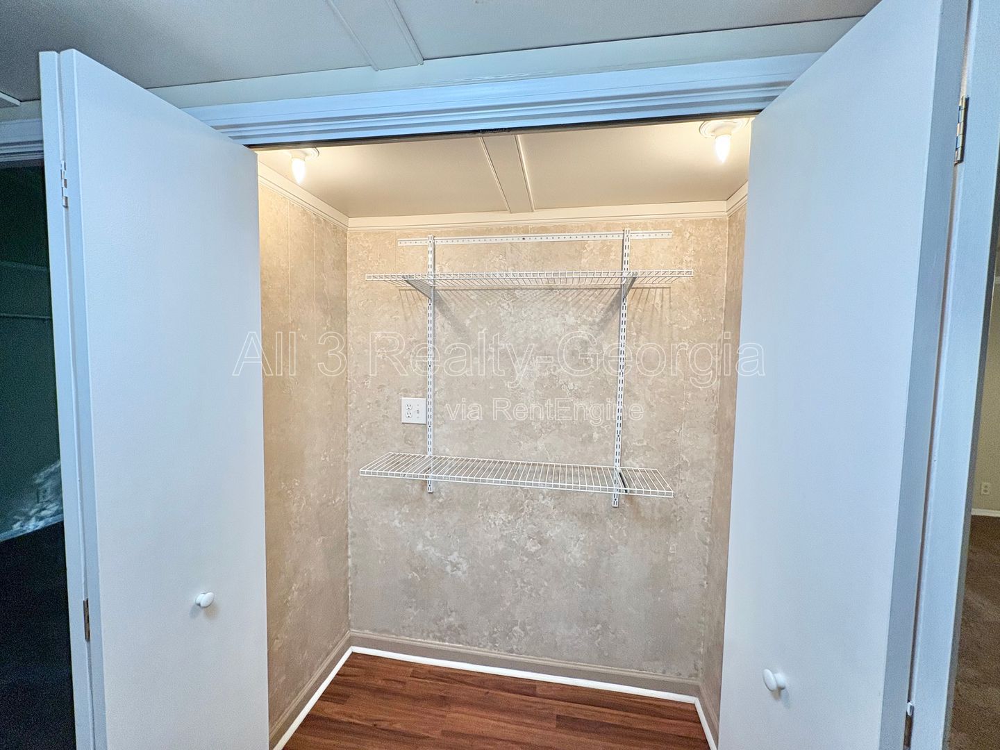 Special offer, Half off rent first month!!! Welcome to 435 Sherwood – A Rare Find in the Whitewater District! property image