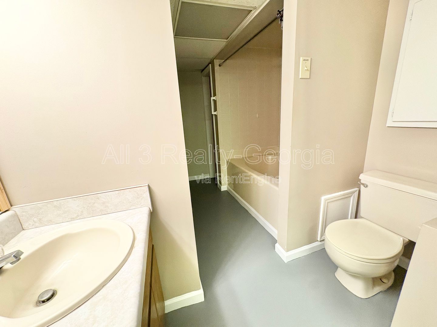 Special offer, Half off rent first month!!! Welcome to 435 Sherwood – A Rare Find in the Whitewater District! property image