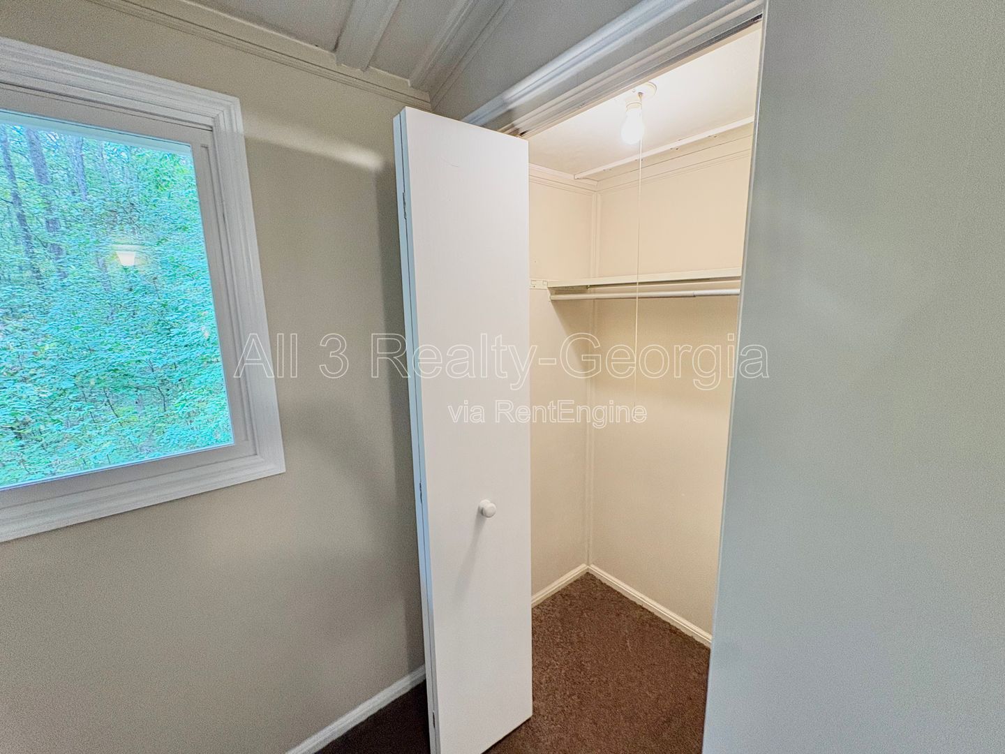 Special offer, Half off rent first month!!! Welcome to 435 Sherwood – A Rare Find in the Whitewater District! property image