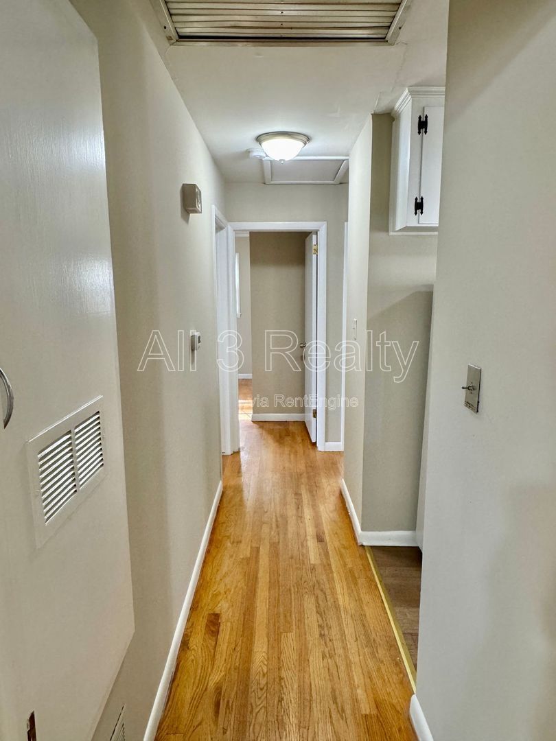 Charming 3-Bedroom Home with Cozy Living Spaces! property image