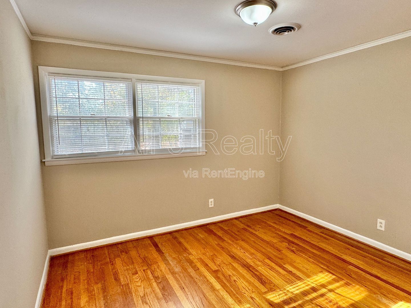 Charming 3-Bedroom Home with Cozy Living Spaces! property image