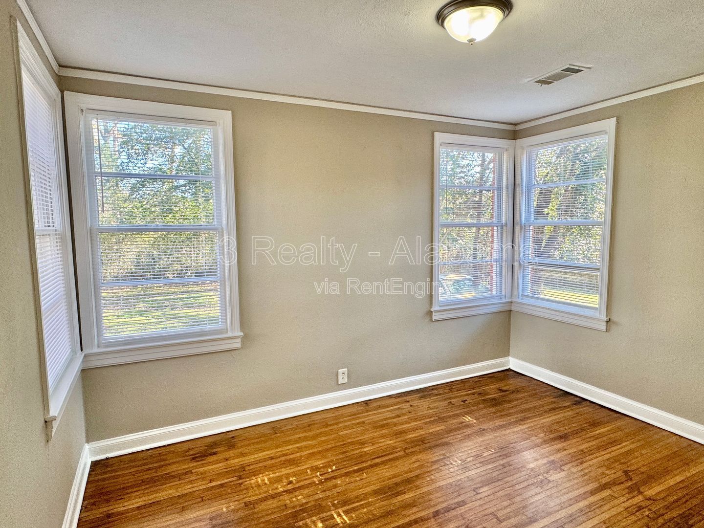 Charming 2-Bedroom Brick Bungalow property image