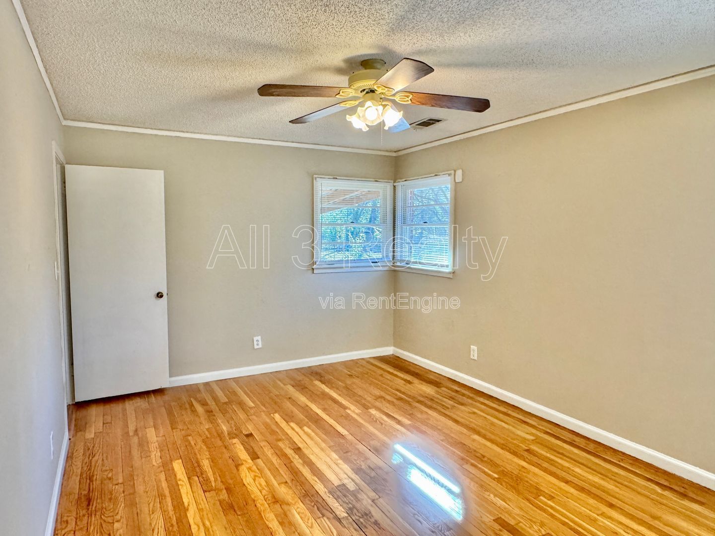 Adorable 3-Bedroom Home in Lakeview Heights property image