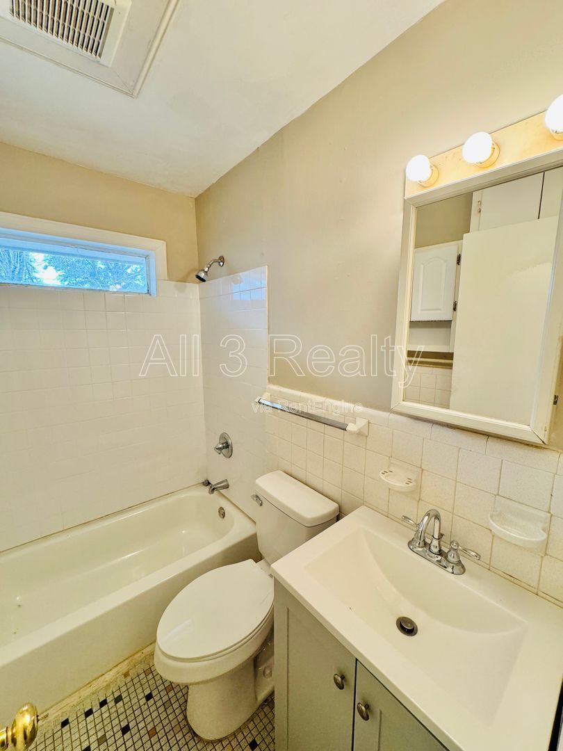 Adorable 3-Bedroom Home in Lakeview Heights property image