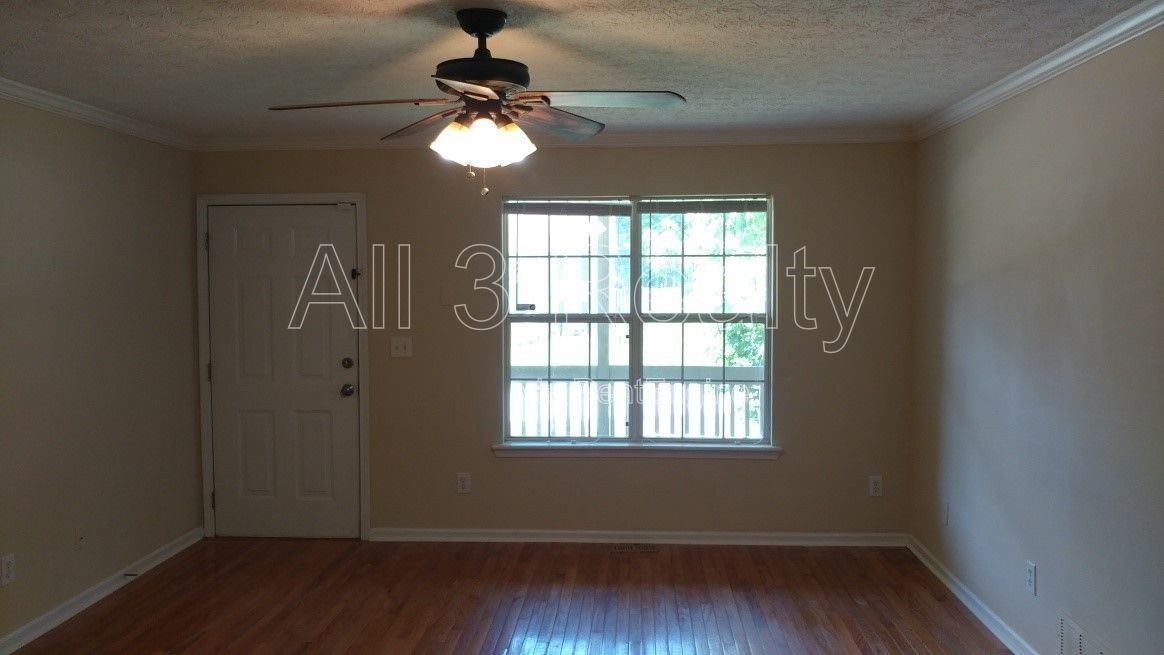 Full of Charm: 3 Bedroom / 2 Bathroom Home in Dallas! property image