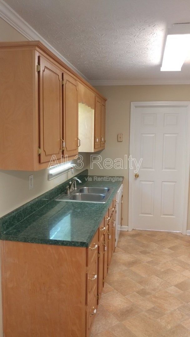 Full of Charm: 3 Bedroom / 2 Bathroom Home in Dallas! property image