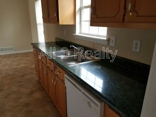 Full of Charm: 3 Bedroom / 2 Bathroom Home in Dallas! property image