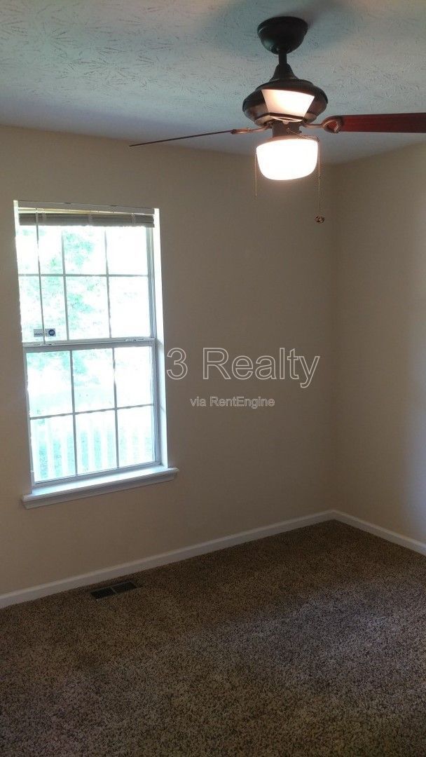 Full of Charm: 3 Bedroom / 2 Bathroom Home in Dallas! property image