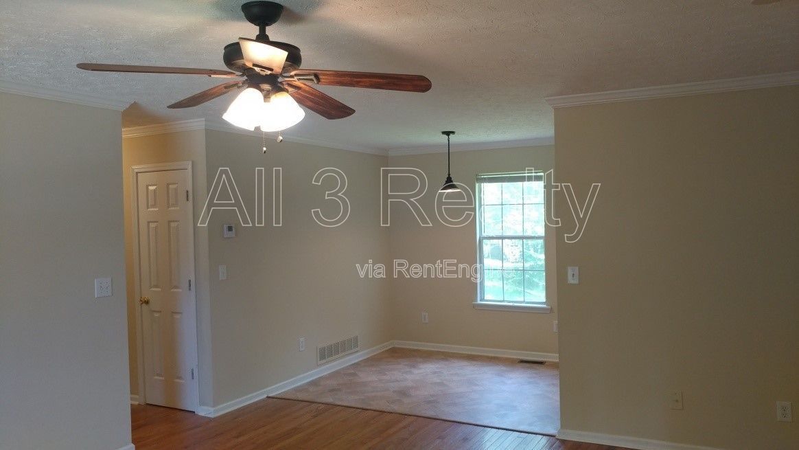 Full of Charm: 3 Bedroom / 2 Bathroom Home in Dallas! property image