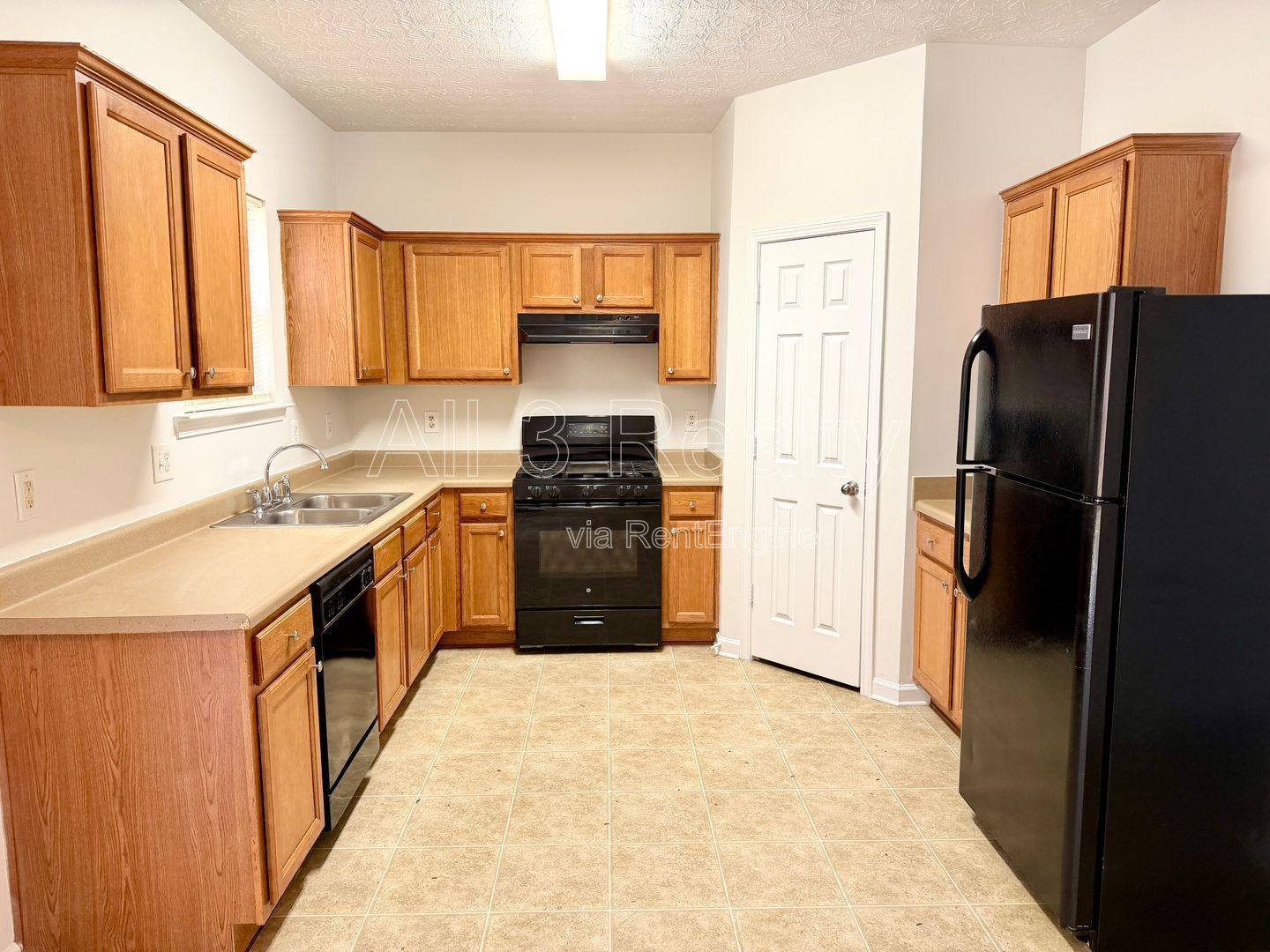 Welcome to this charming 3-bedroom, 2.5-bathroom home located in the vibrant Union City, GA property image