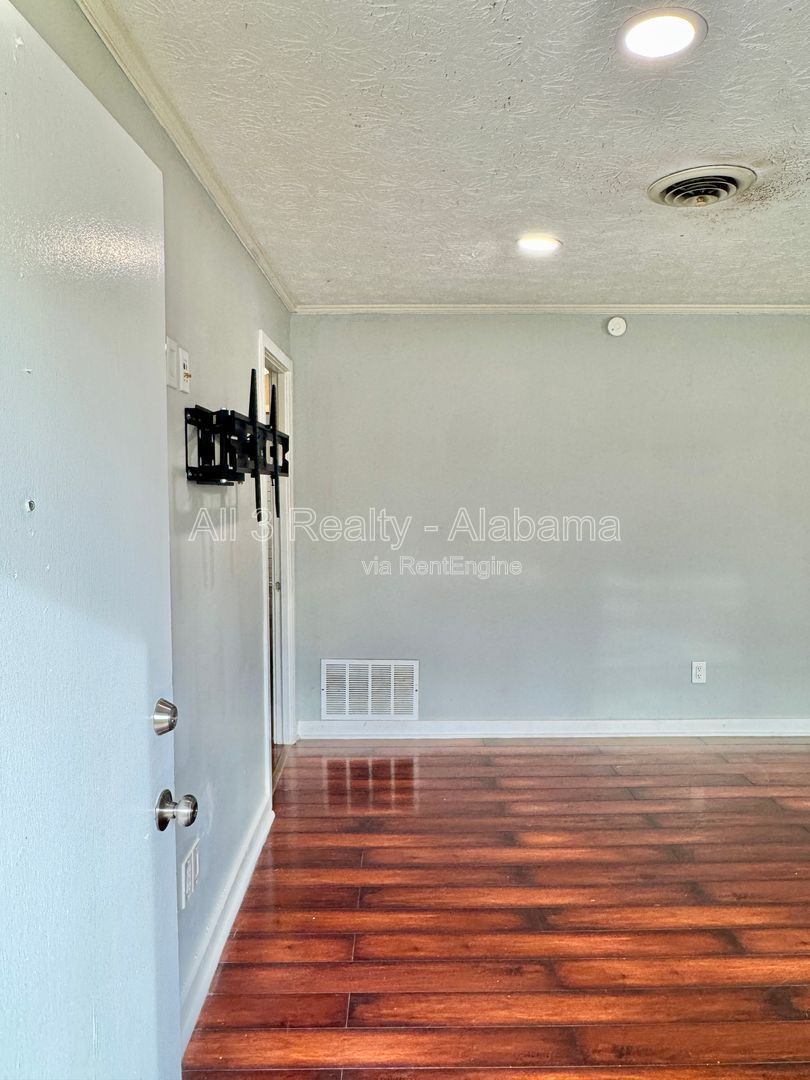 Inviting 3-Bedroom, 1.5-bath property image