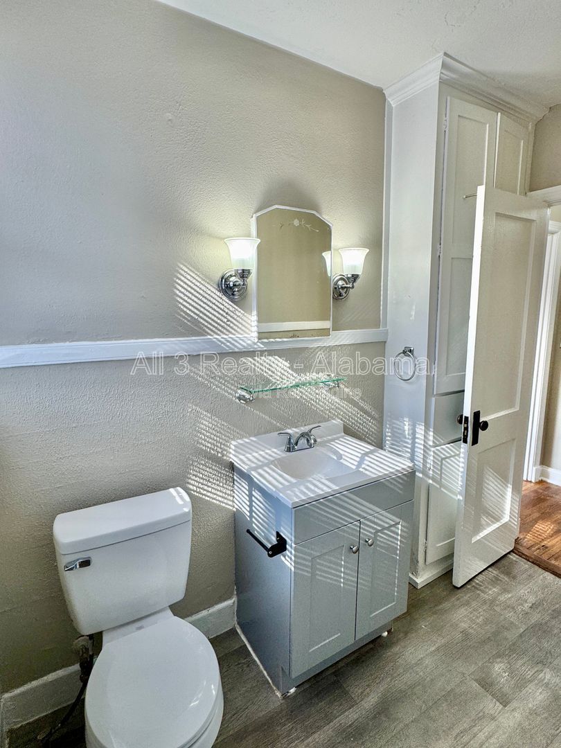 Charming 2-Bedroom Brick Bungalow property image