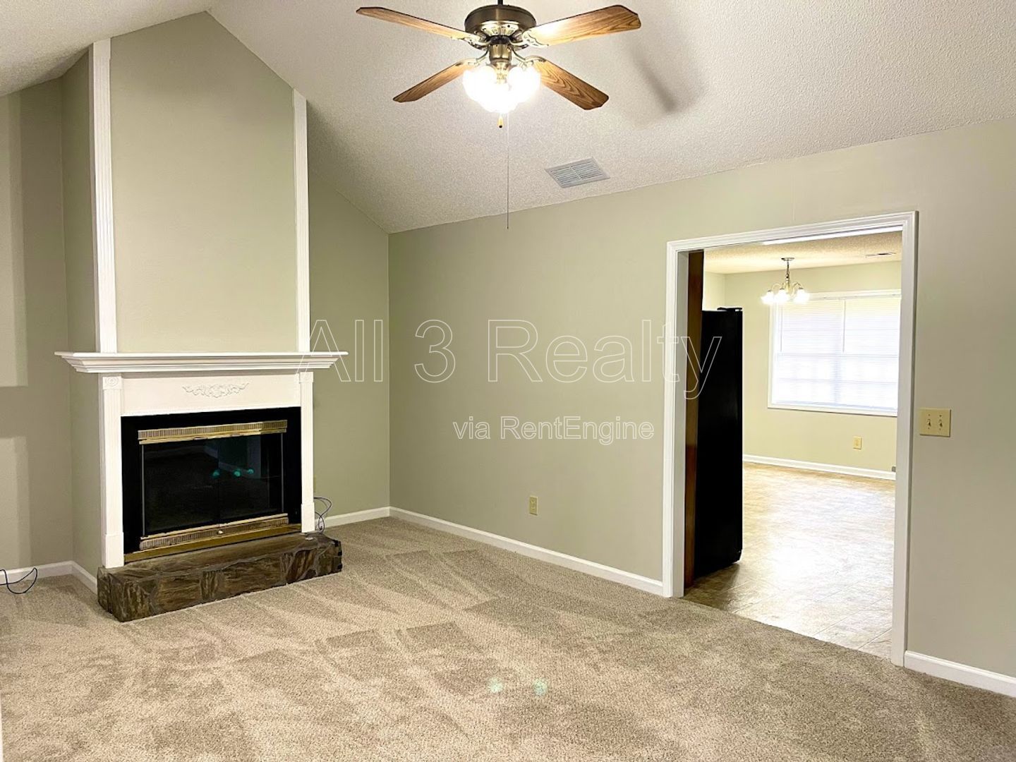 Welcome to this move-in ready 3-bedroom home located in the charming town of Fayetteville, GA. property image