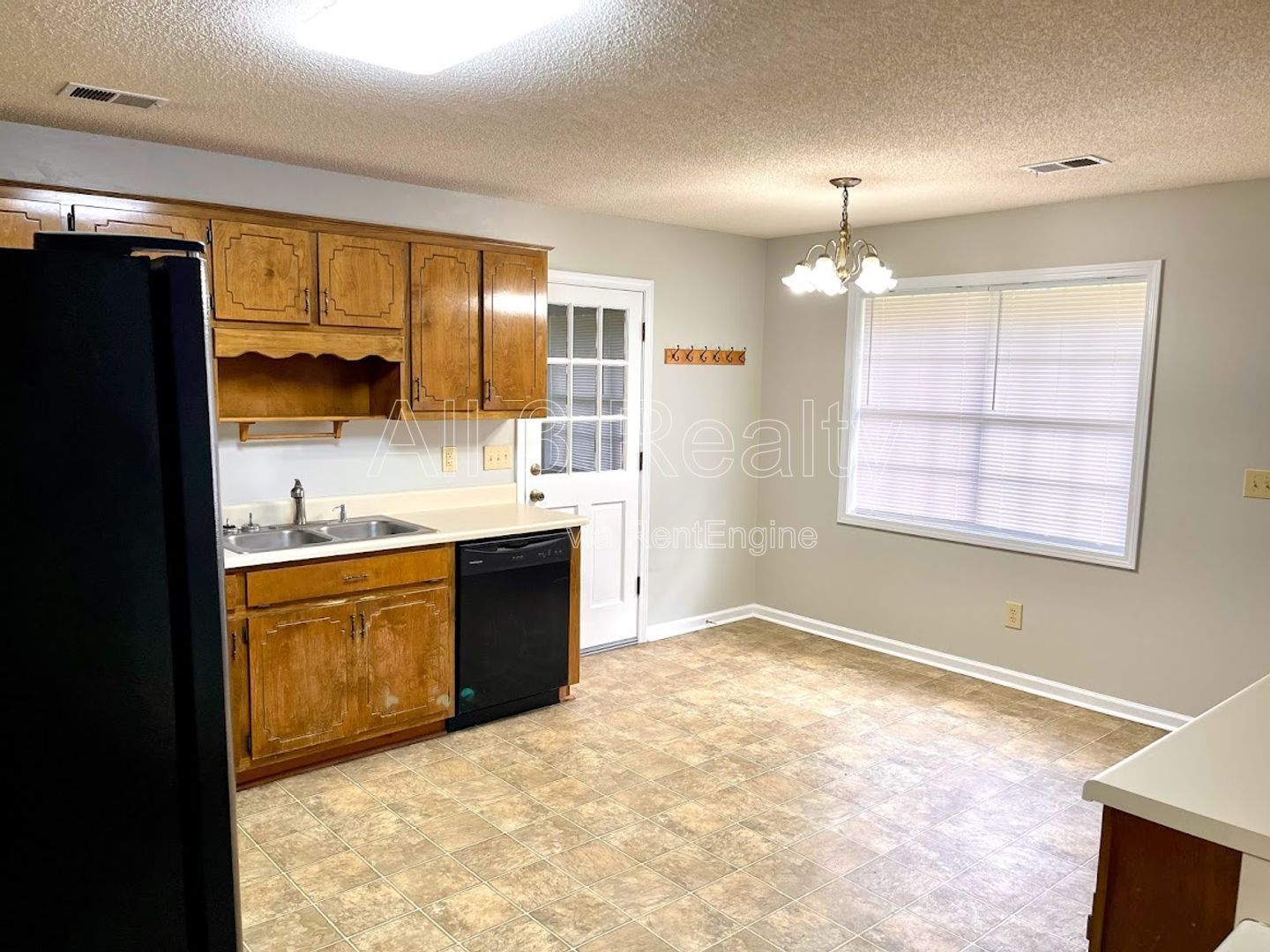 Welcome to this move-in ready 3-bedroom home located in the charming town of Fayetteville, GA. property image