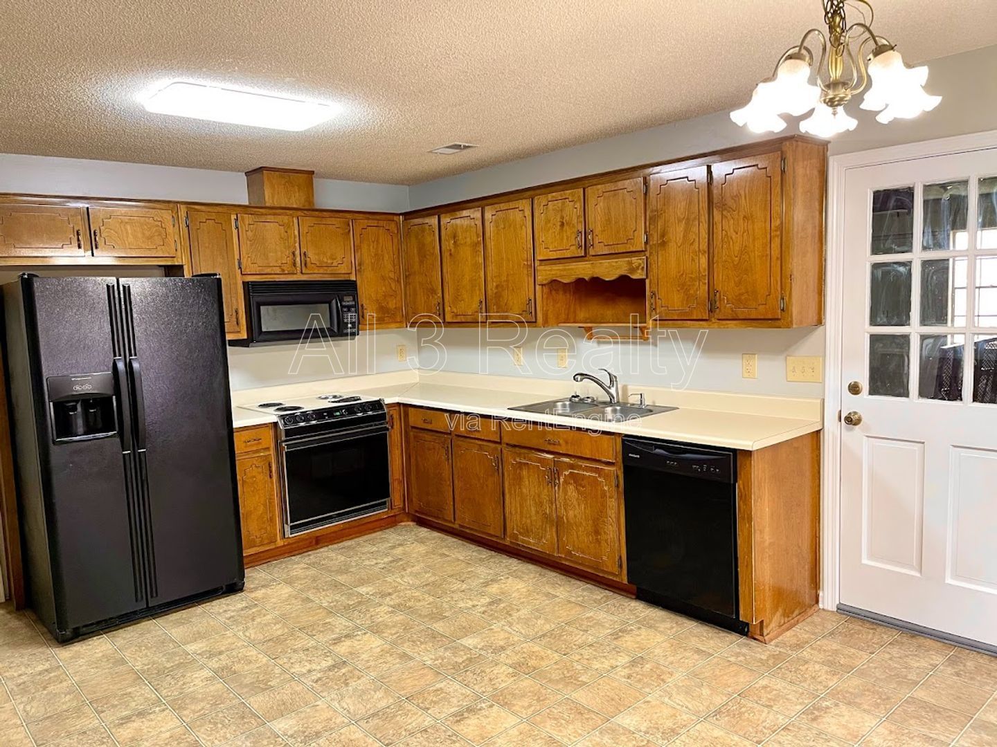 Welcome to this move-in ready 3-bedroom home located in the charming town of Fayetteville, GA. property image