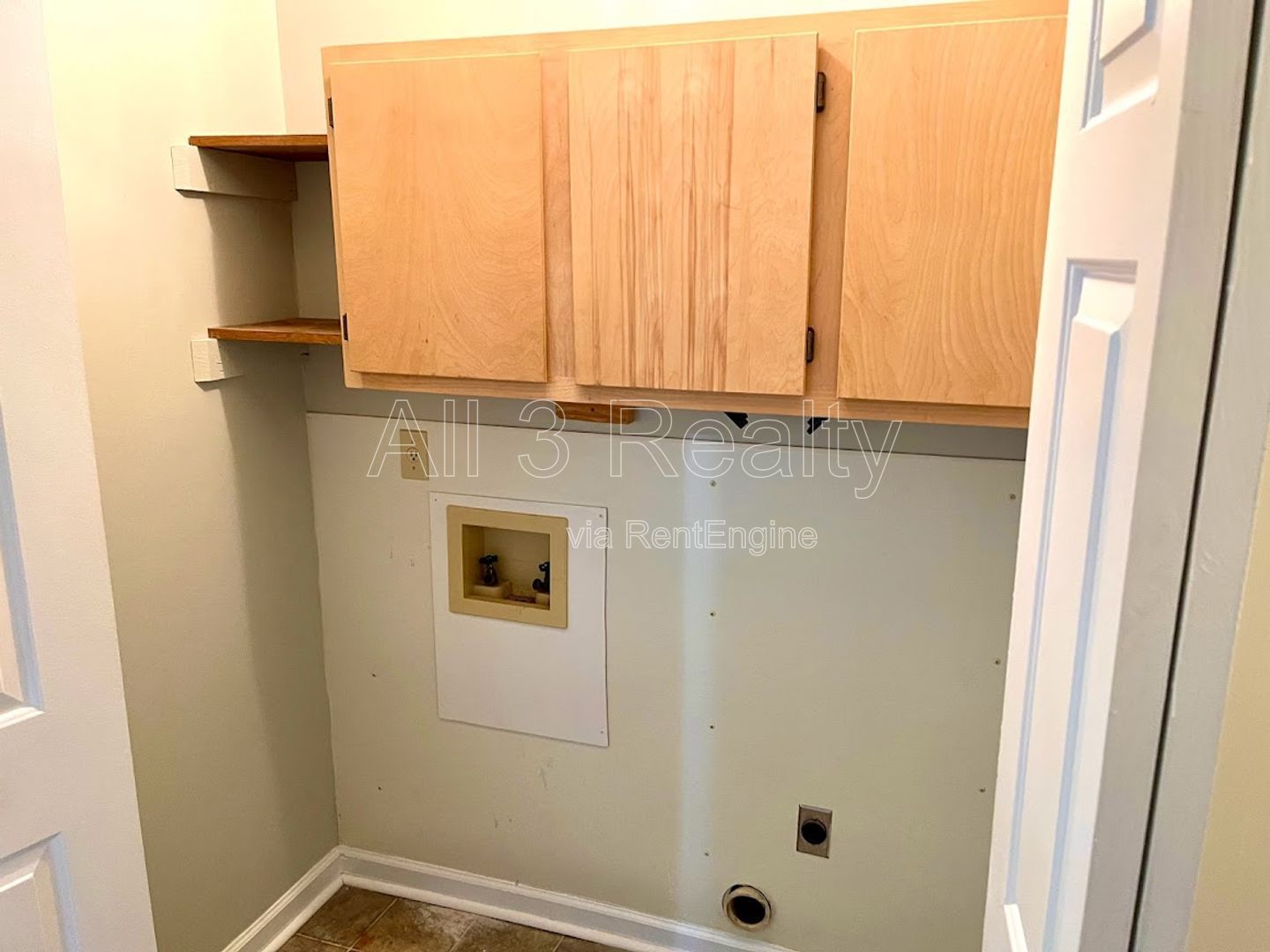 Welcome to this move-in ready 3-bedroom home located in the charming town of Fayetteville, GA. property image