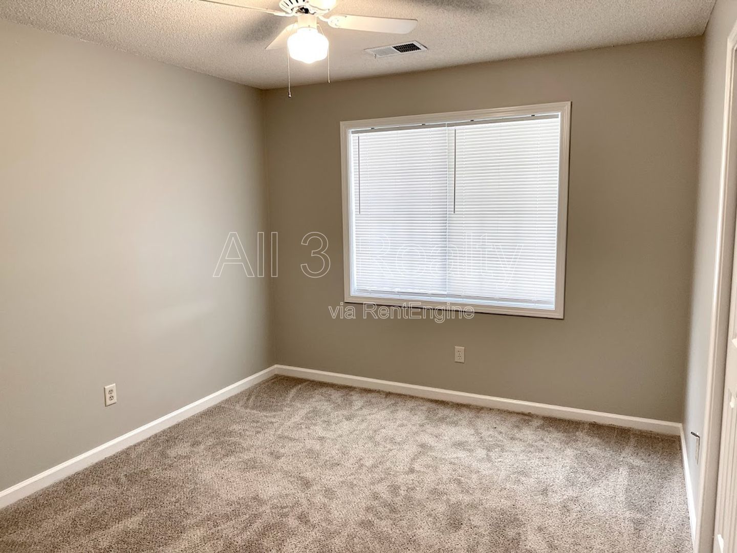 Welcome to this move-in ready 3-bedroom home located in the charming town of Fayetteville, GA. property image