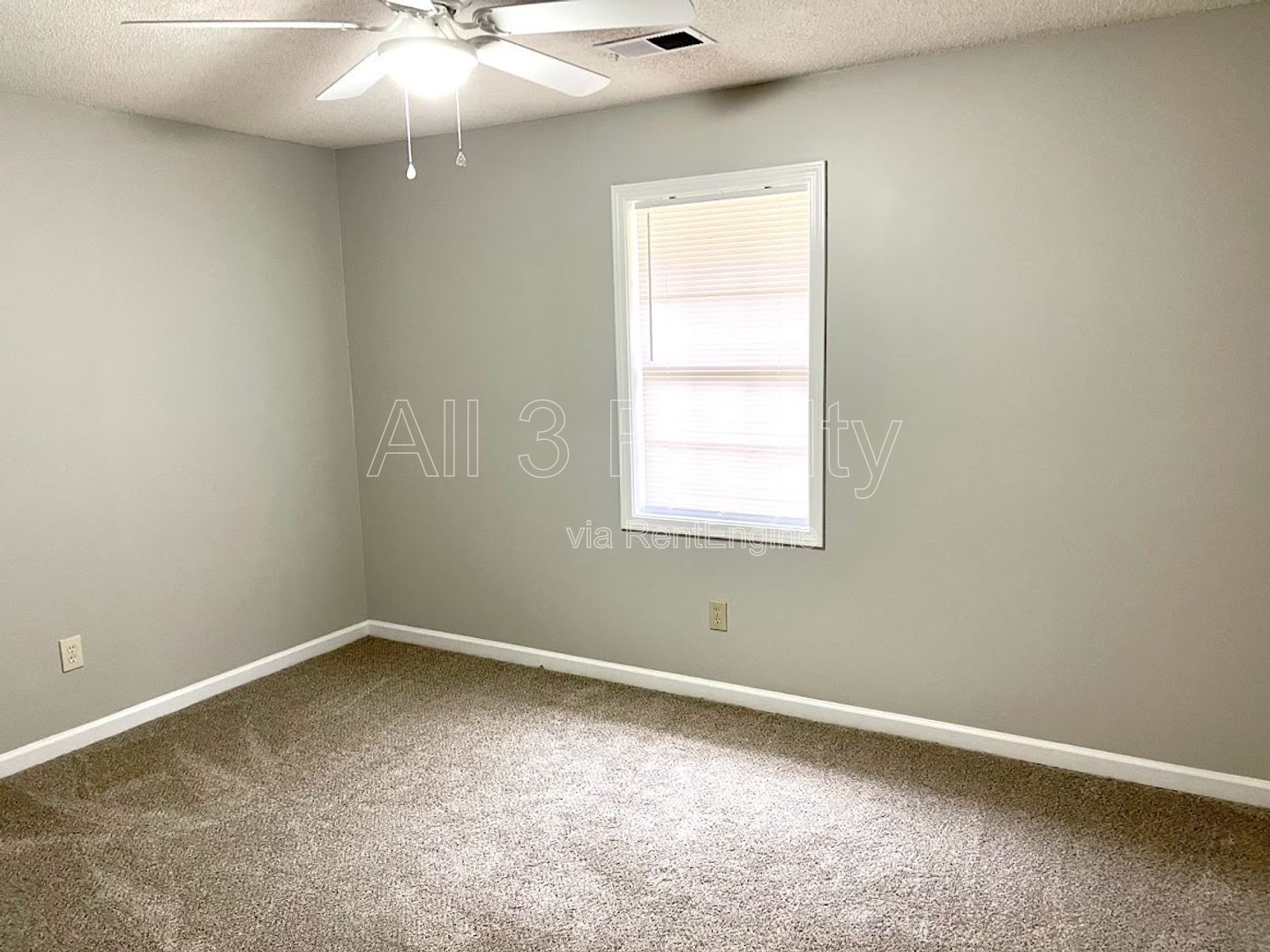 Welcome to this move-in ready 3-bedroom home located in the charming town of Fayetteville, GA. property image