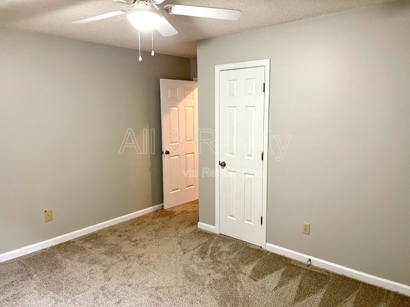 Welcome to this move-in ready 3-bedroom home located in the charming town of Fayetteville, GA. property image