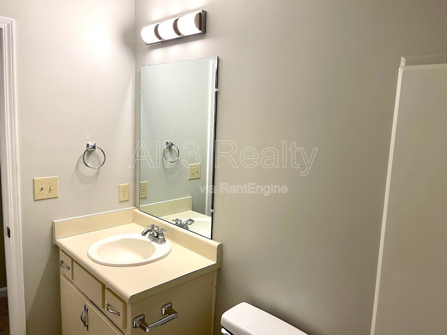 Welcome to this move-in ready 3-bedroom home located in the charming town of Fayetteville, GA. property image