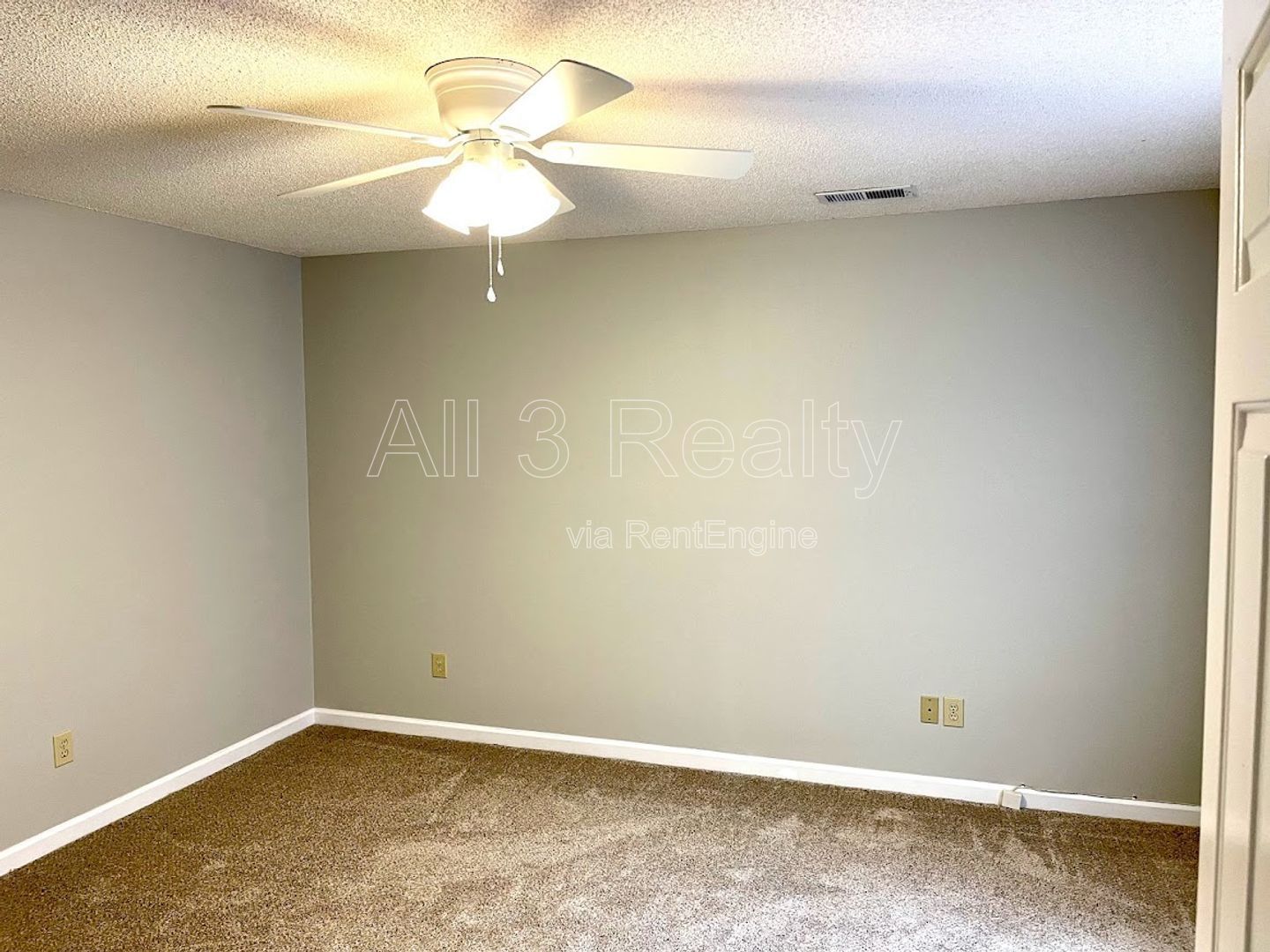 Welcome to this move-in ready 3-bedroom home located in the charming town of Fayetteville, GA. property image