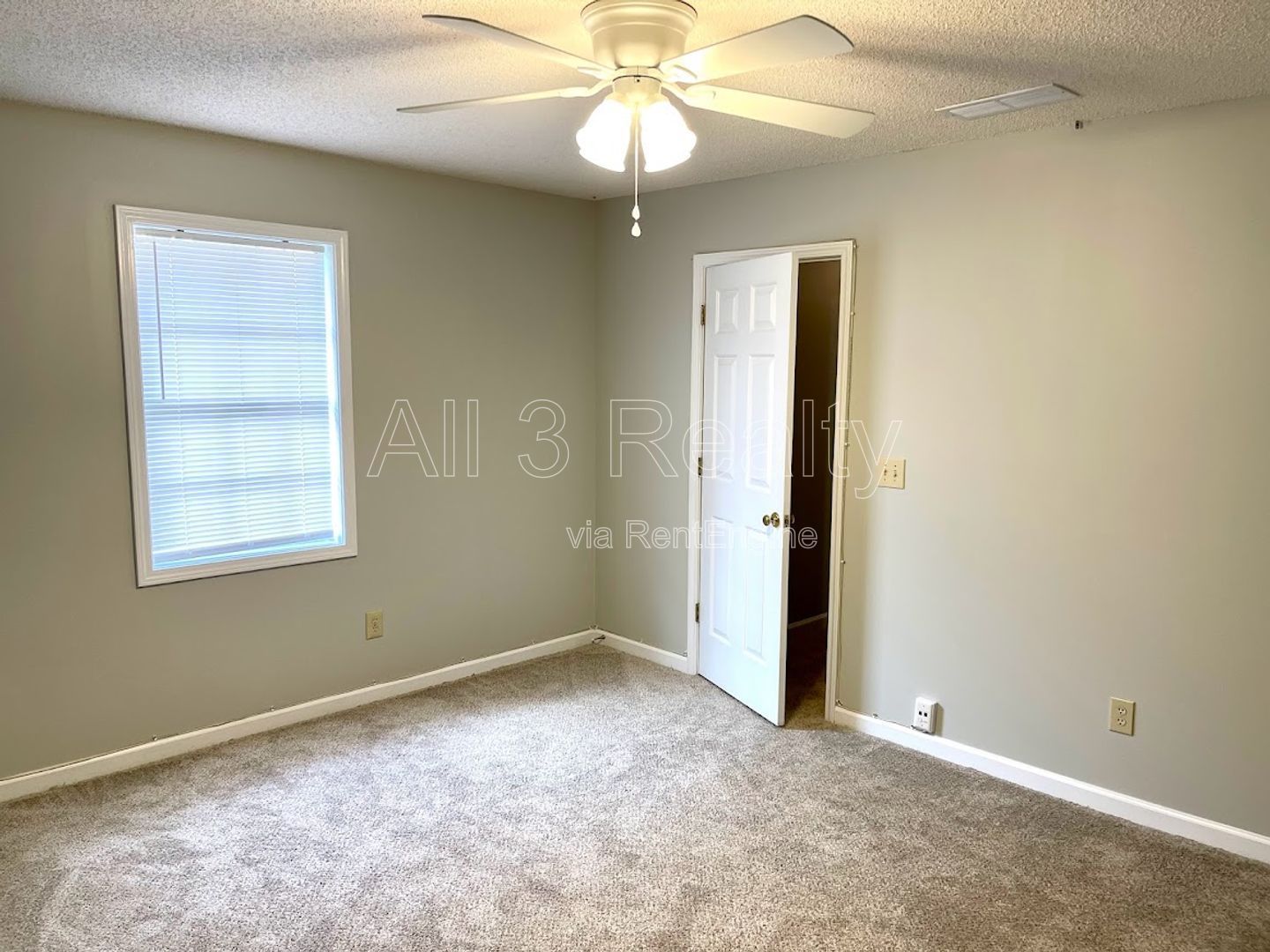 Welcome to this move-in ready 3-bedroom home located in the charming town of Fayetteville, GA. property image