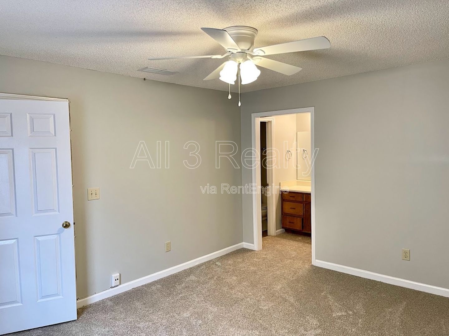 Welcome to this move-in ready 3-bedroom home located in the charming town of Fayetteville, GA. property image