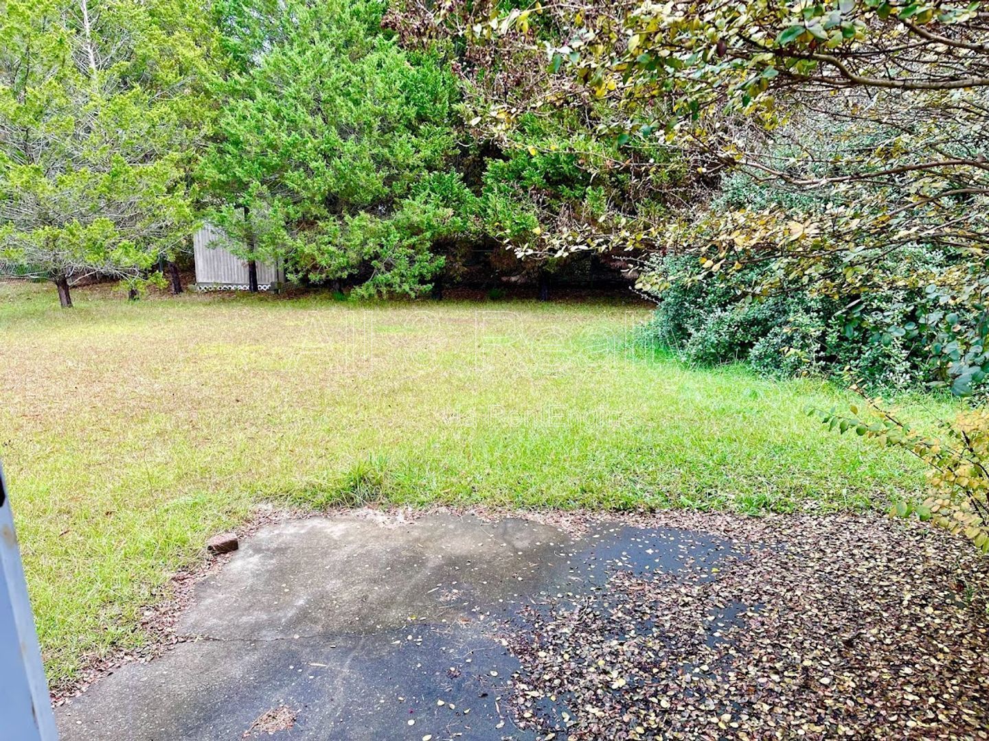 Welcome to this move-in ready 3-bedroom home located in the charming town of Fayetteville, GA. property image