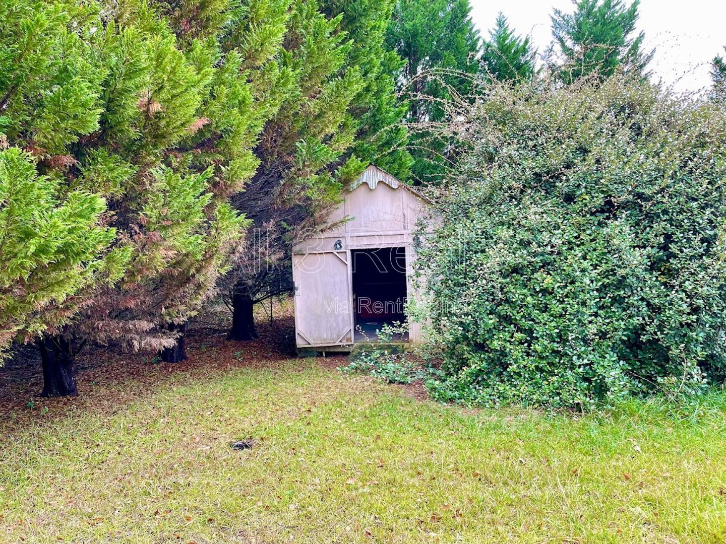 Welcome to this move-in ready 3-bedroom home located in the charming town of Fayetteville, GA. property image