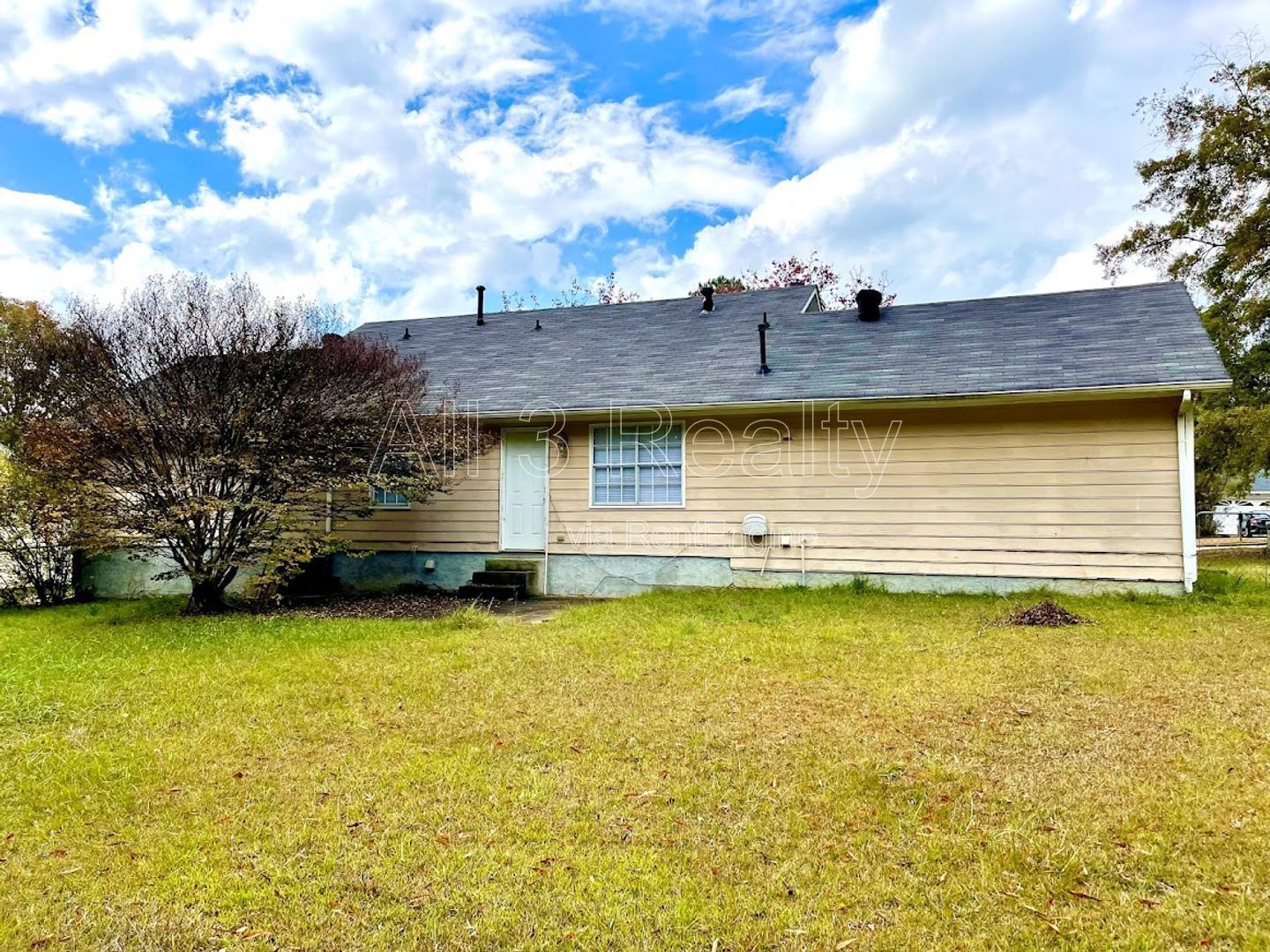Welcome to this move-in ready 3-bedroom home located in the charming town of Fayetteville, GA. property image