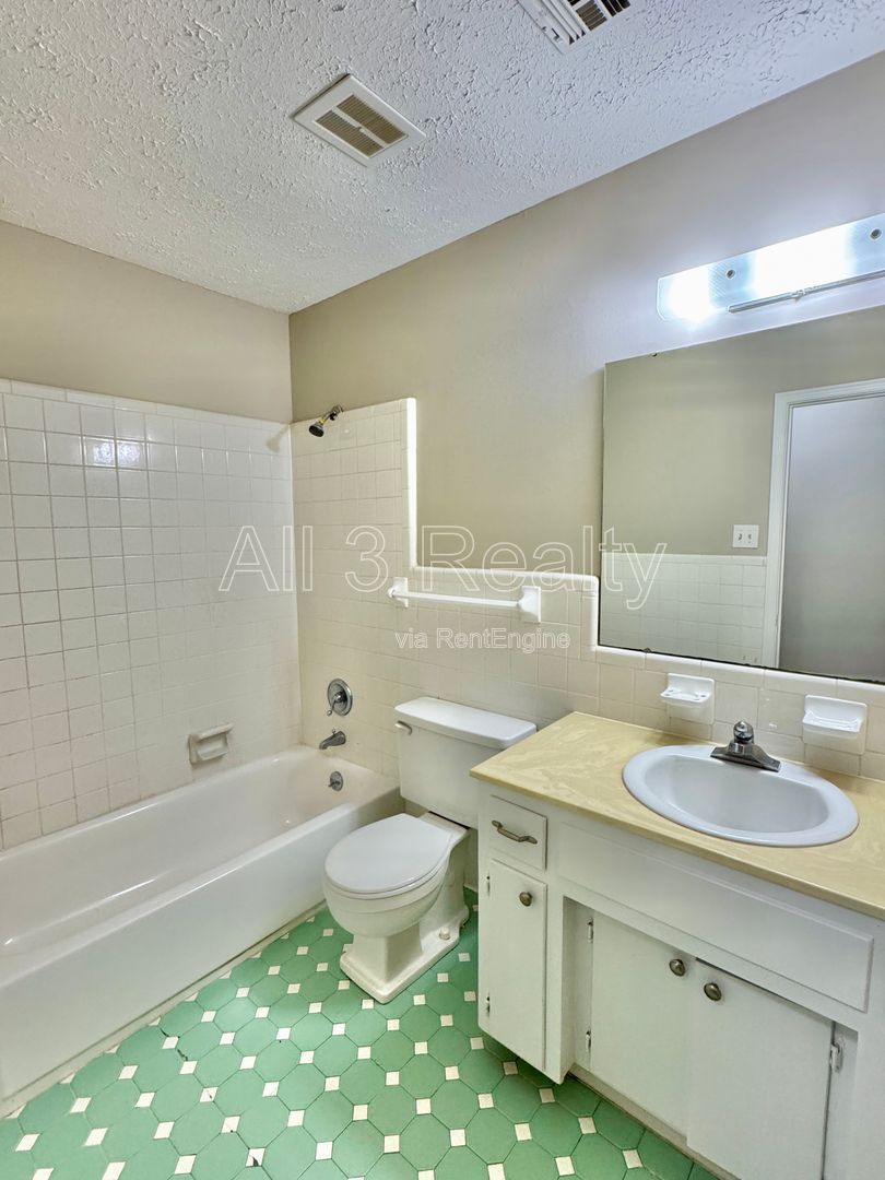 3-Bedroom Ranch in Forest Hills property image