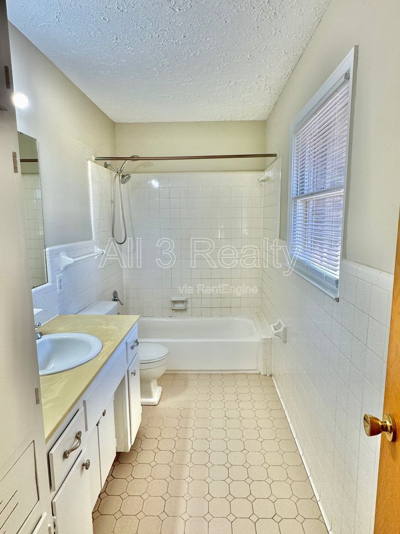 3-Bedroom Ranch in Forest Hills property image