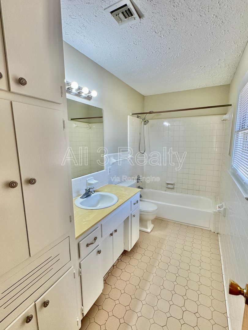 3-Bedroom Ranch in Forest Hills property image