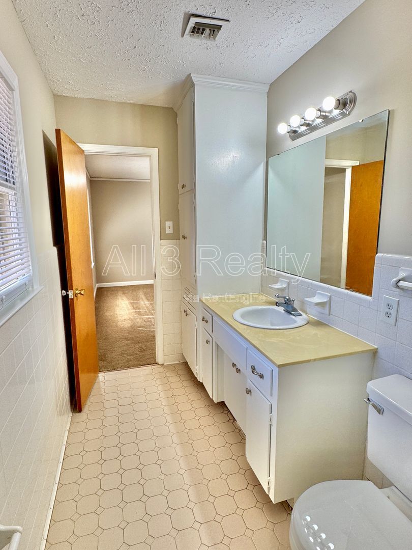 3-Bedroom Ranch in Forest Hills property image