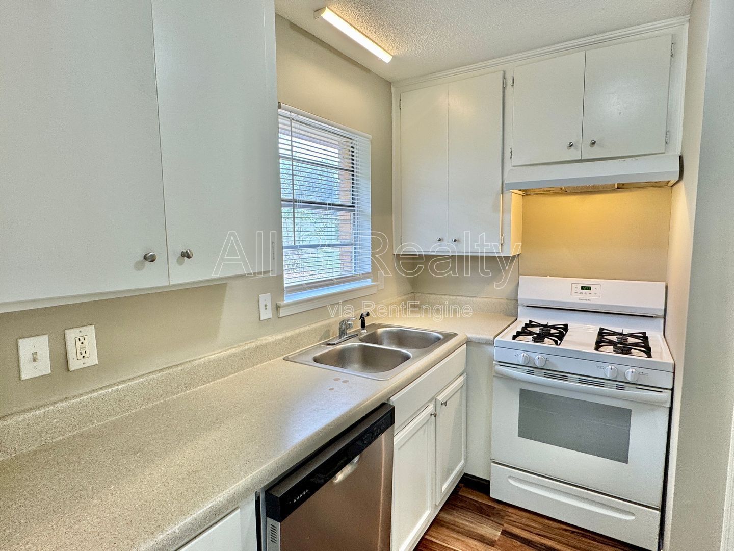 3 Bedroom / 2 Bathroom home is ready to impress! property image