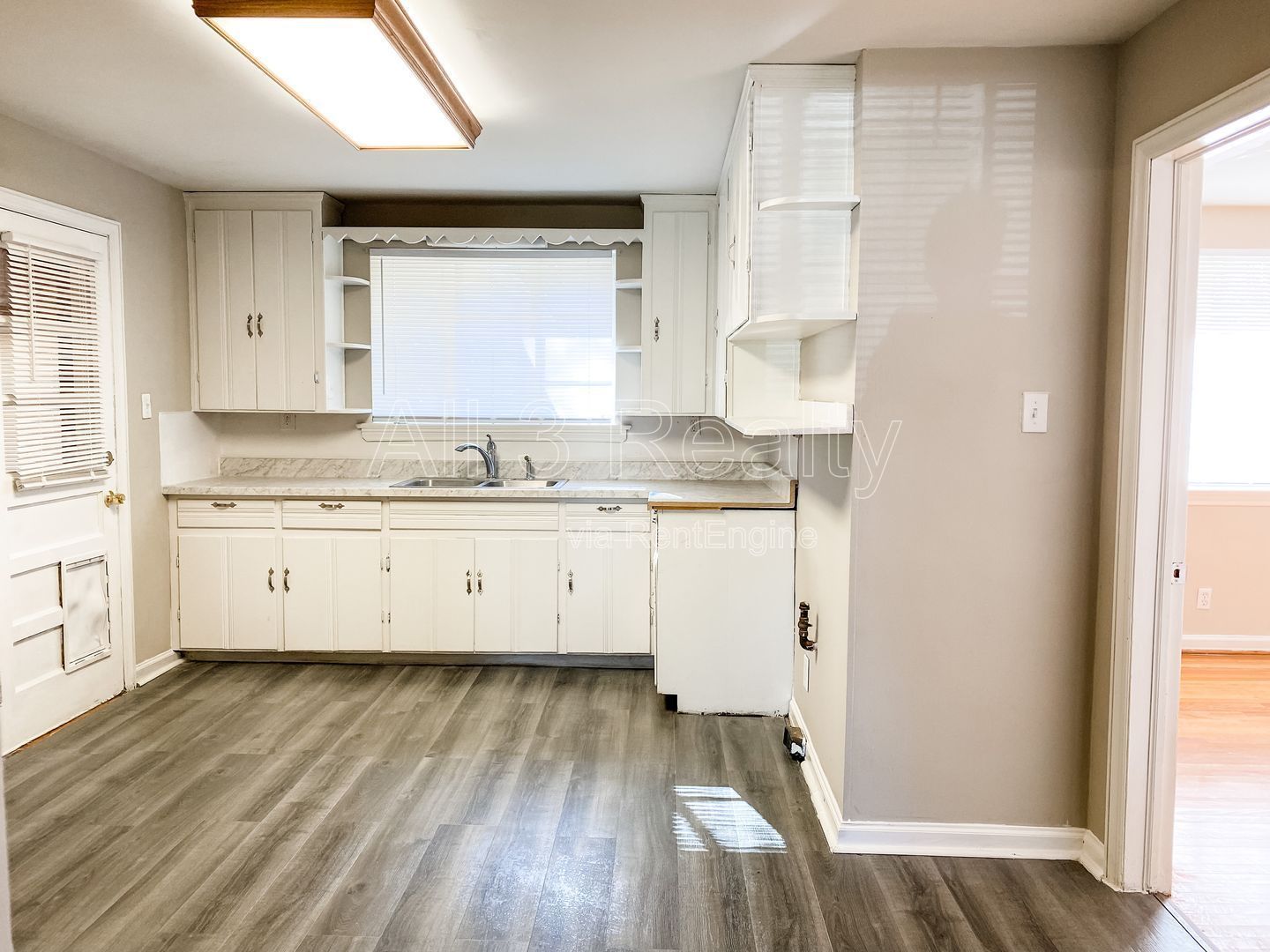 Charming 3-bedroom ranch property image