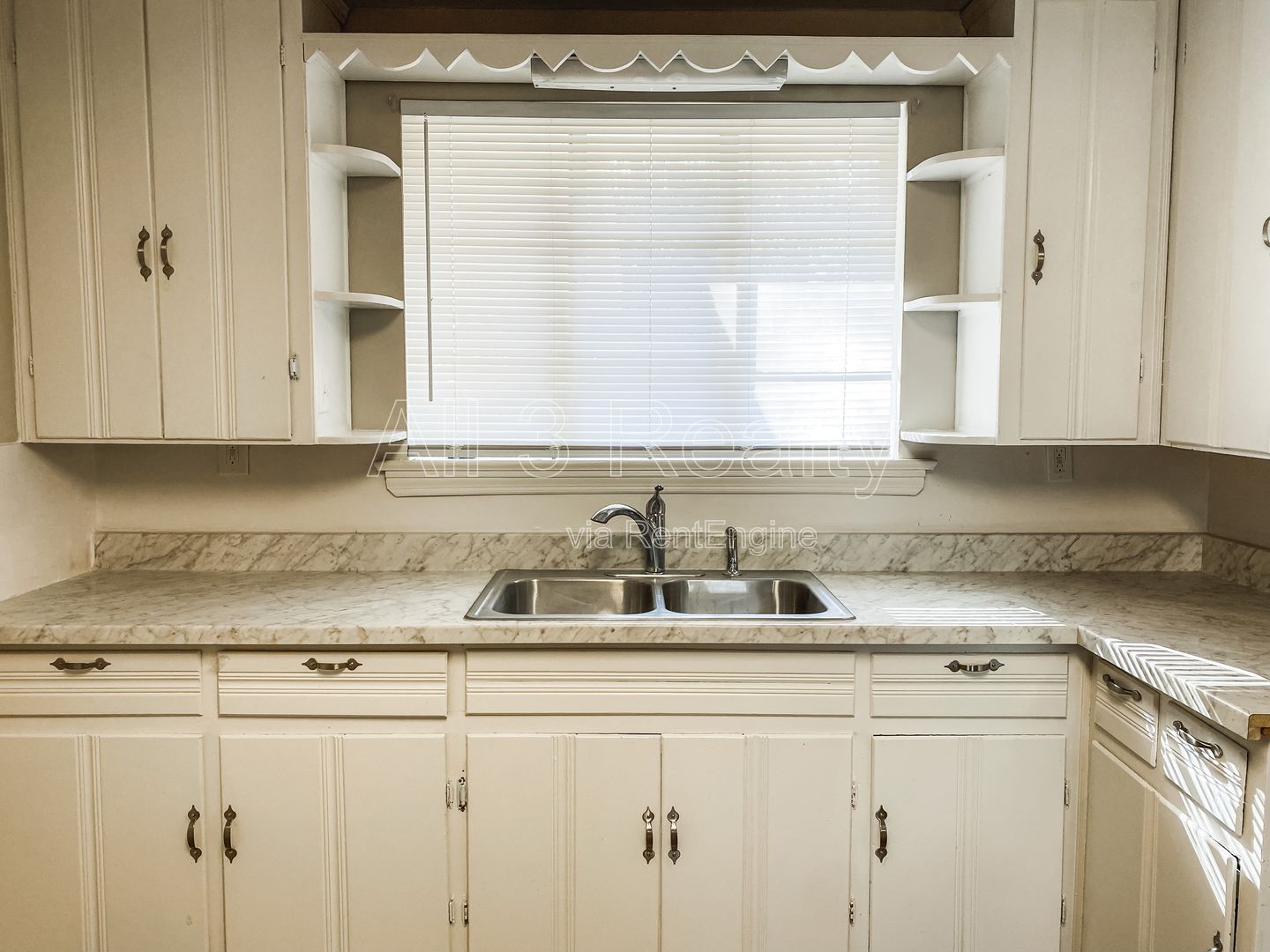 Charming 3-bedroom ranch property image