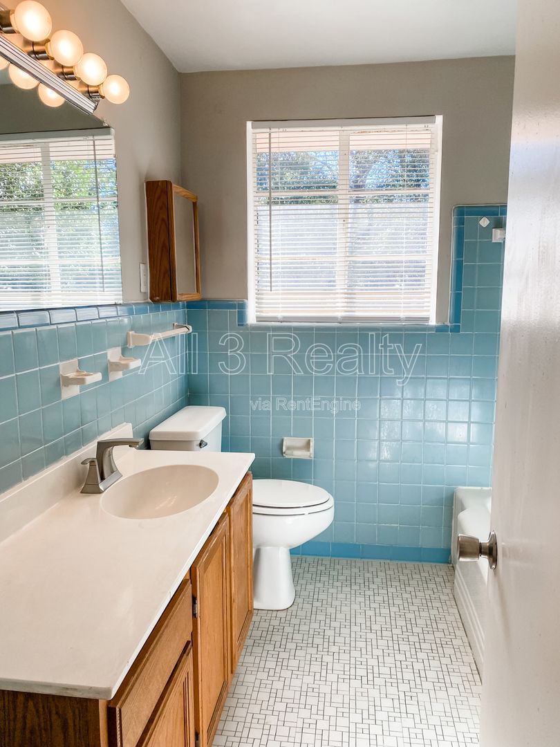 Charming 3-bedroom ranch property image