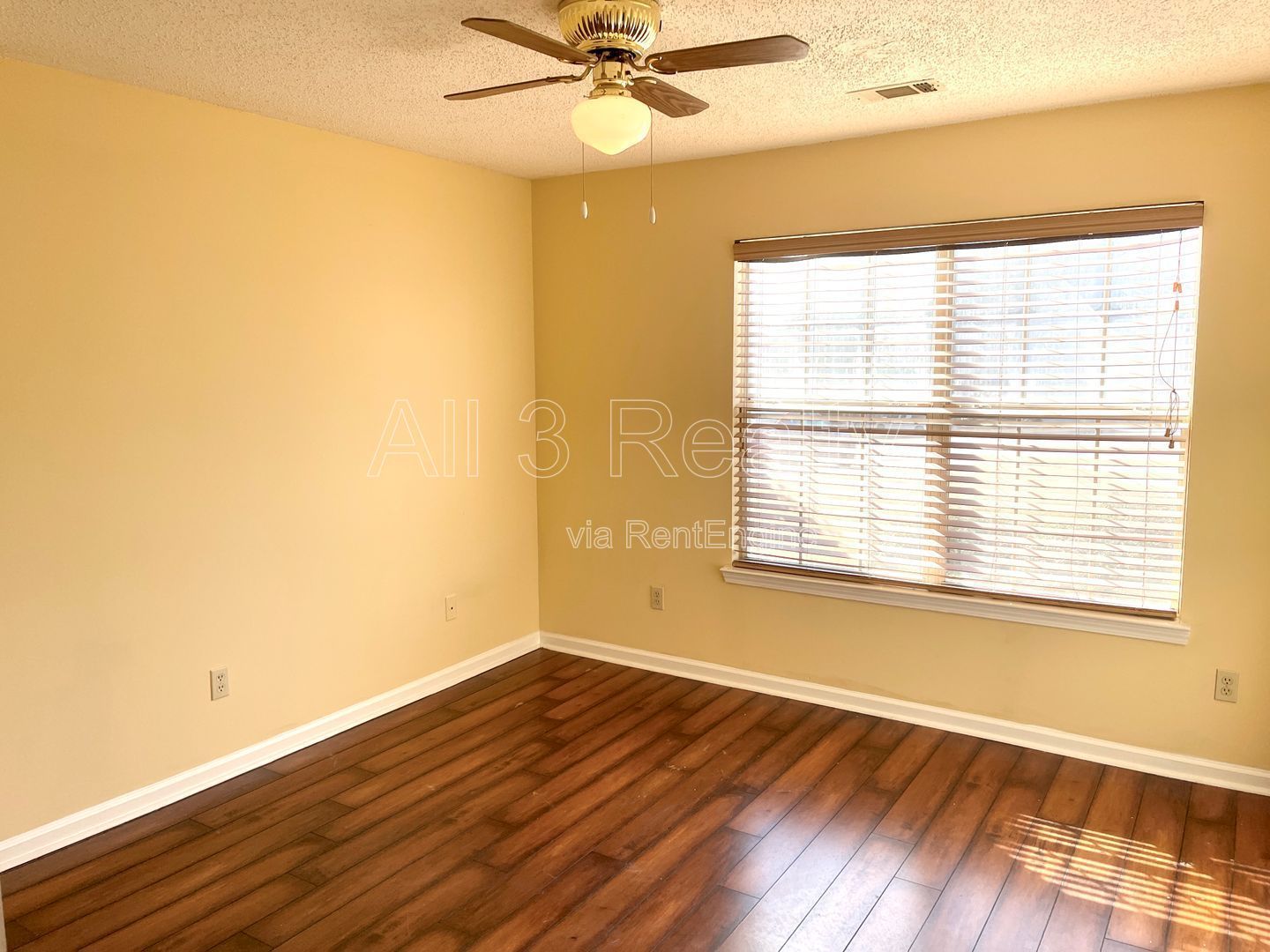 Welcome to this beautiful 3-bedroom, 2-bathroom house located in the desirable area of Jonesboro, GA. property image